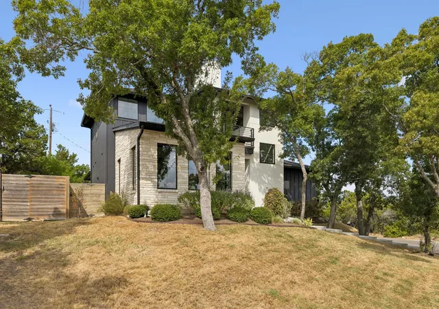Photo 1 of Single family home for sale at 18511 Hobby Ln, Jonestown, TX 78645 | MLS# 2638296 | Listing updated on 2026-10-07