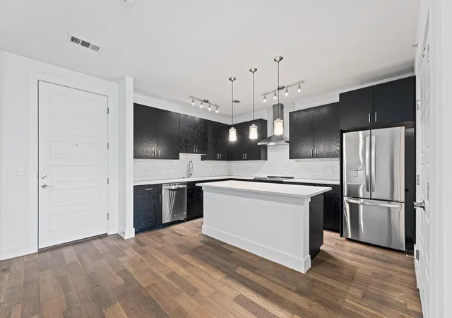 Listing Photo 5 - Condo for sale in building located at 1615 E 7Th St, Austin, TX 78702 - Unit #202
