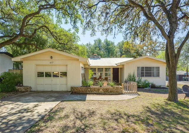 Single family home for sale at 617 Dale Dr, San Marcos, TX 78666 | MLS# 4192626