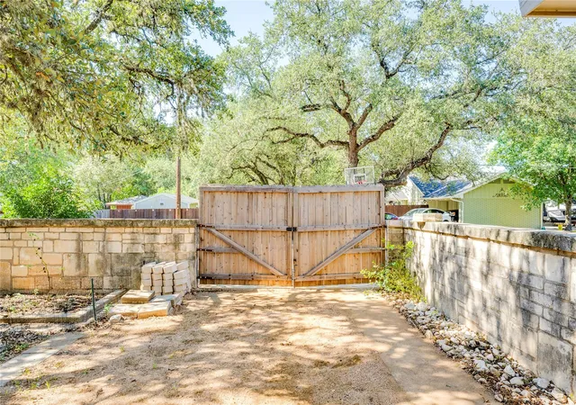 Photo 1 of Single family home for sale at 617 Dale Dr, San Marcos, TX 78666 | MLS# 4192626 | Listing updated on 2026-10-08