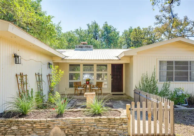 Photo 2 of Single family home for sale at 617 Dale Dr, San Marcos, TX 78666 | MLS# 4192626 | Listing updated on 2026-10-08