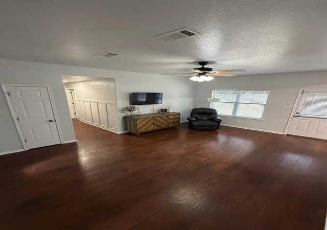 Photo 3 of Single family home for sale at 32 Golden Poppy Loop, Belton, TX 76513 | MLS# 2351046 | Listing updated on 2026-10-09