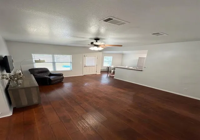 Photo 3 of Single family home for sale at 32 Golden Poppy Loop, Belton, TX 76513 | MLS# 2351046 | Listing updated on 2026-10-09