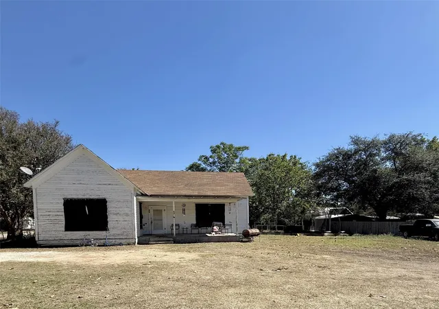 Single family home for sale at 907 N Central Ave, Cameron, TX 76520 | MLS# 1432555