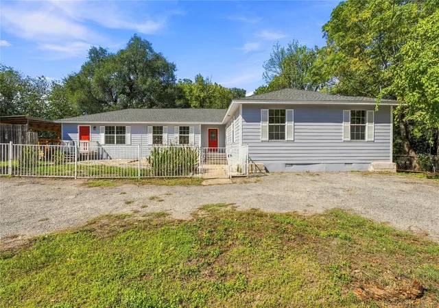Photo 2 of House for sale at 417 N Blanco St, Lockhart, TX 78644 | MLS# 2259011 | Listing updated on 2026-10-29