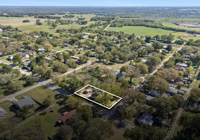 Photo 2 of Single family home for sale at 401 Rivers St, Smithville, TX 78957 | MLS# 7528912 | Listing updated on 2026-10-09