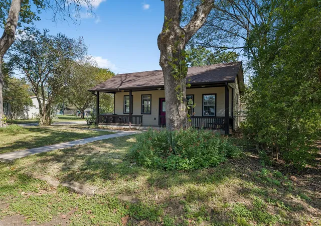 Photo 3 of Single family home for sale at 401 Rivers St, Smithville, TX 78957 | MLS# 7528912 | Listing updated on 2026-10-09