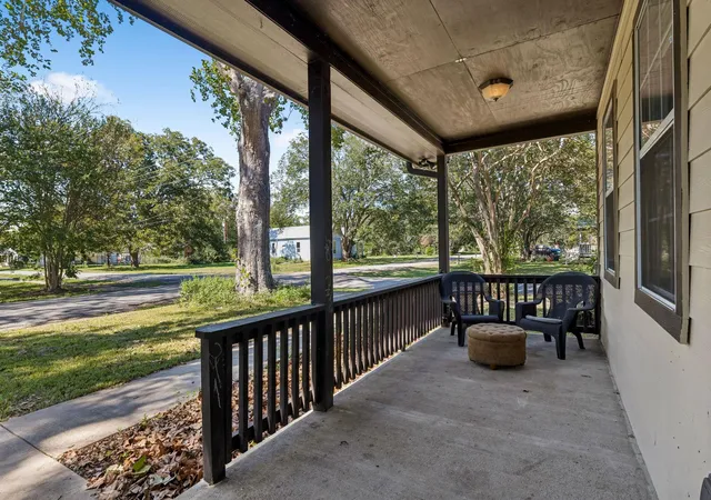Photo 3 of Single family home for sale at 401 Rivers St, Smithville, TX 78957 | MLS# 7528912 | Listing updated on 2026-10-10