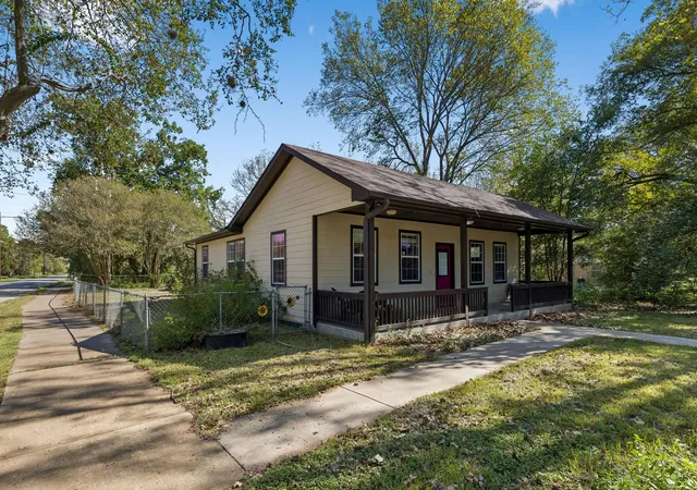 Photo 4 of Single family home for sale at 401 Rivers St, Smithville, TX 78957 | MLS# 7528912 | Listing updated on 2026-10-10