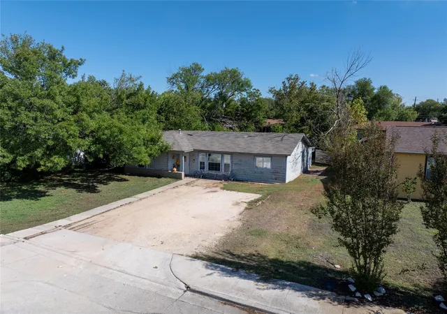 Photo 4 of Single family home for sale at 413 Patricia Dr, San Marcos, TX 78666 | MLS# 1941802 | Listing updated on 2026-10-10