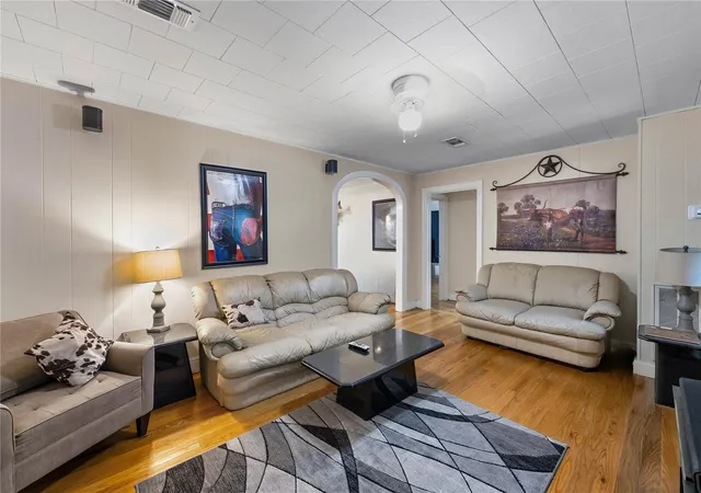 Photo 3 of Single family home for sale at 414 E Eblin St, La Grange, TX 78945 | MLS# 9299992 | Listing updated on 2026-10-09