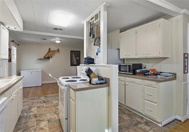 Photo 4 of Single family home for sale at 414 E Eblin St, La Grange, TX 78945 | MLS# 9299992 | Listing updated on 2026-10-10