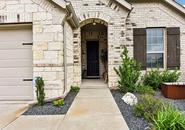 Photo 4 of Single family home for sale at 330 Bay Breeze Dr, Kyle, TX 78640 | MLS# 6985341 | Listing updated on 2026-10-09