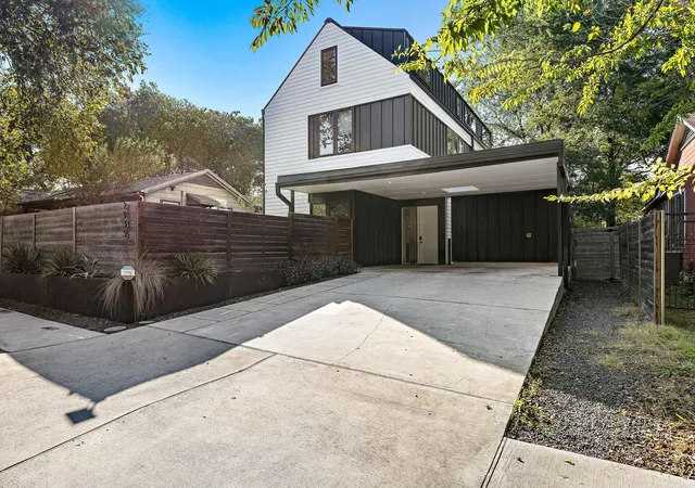 Photo 2 of Single family home for sale at 2935 Pannell St, Austin, TX 78722 | MLS# 7918527 | Listing updated on 2026-10-12