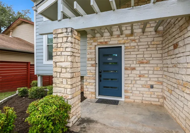 Photo 2 of Single family home for sale at 9202 Knoll Crst Loop, Austin, TX 78759 | MLS# 1760823 | Listing updated on 2026-10-29