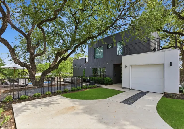 Photo 3 of Sale Pending at 1605 Chelsea Ln #2, Austin, TX 78704 | MLS# 5941040 | Listing updated on 2026-10-27