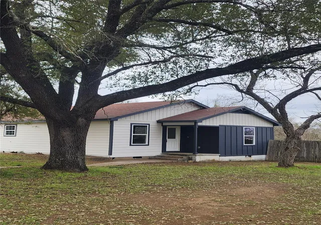 Single family home for sale at 928 E Cameron Ave, Rockdale, TX 76567 | MLS# 7964358
