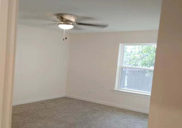 Photo 4 of Single family home for sale at 928 E Cameron Ave, Rockdale, TX 76567 | MLS# 7964358 | Listing updated on 2026-10-30