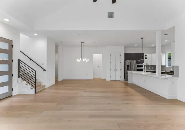 Photo 3 of Sale Pending at 400 Post Rd Dr #1, Austin, TX 78704 | MLS# 1137443 | Listing updated on 2026-10-29