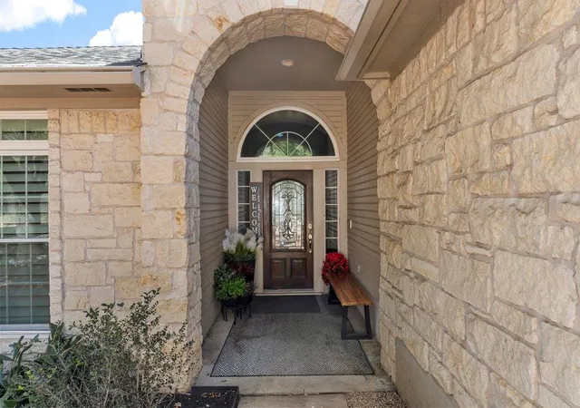 Photo 2 of Single family home for sale at 6913 Auckland Dr, Austin, TX 78749 | MLS# 8390450 | Listing updated on 2026-10-23