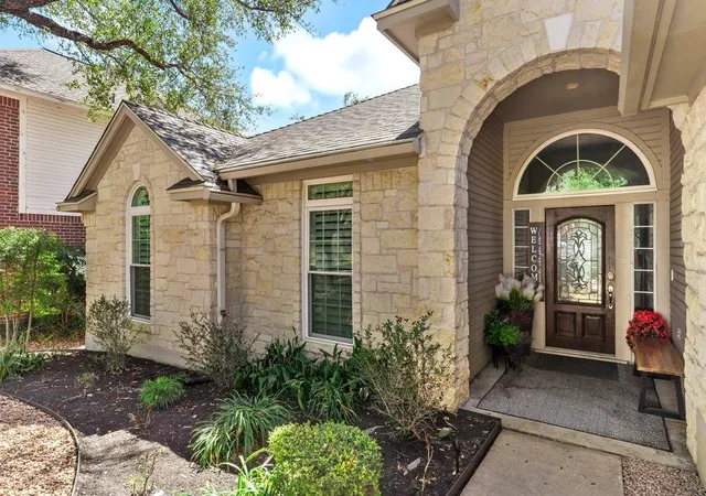 Photo 3 of Single family home for sale at 6913 Auckland Dr, Austin, TX 78749 | MLS# 8390450 | Listing updated on 2026-10-23