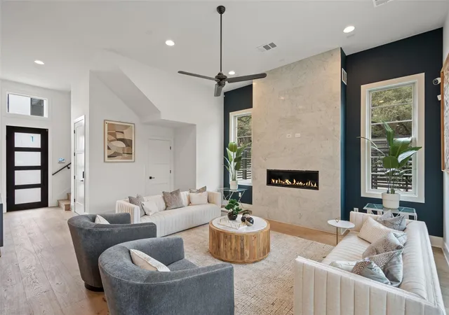Listing Photo 4 - Condo for sale in building located at 1719 Spyglass Dr, Austin, TX 78746 - Unit #1