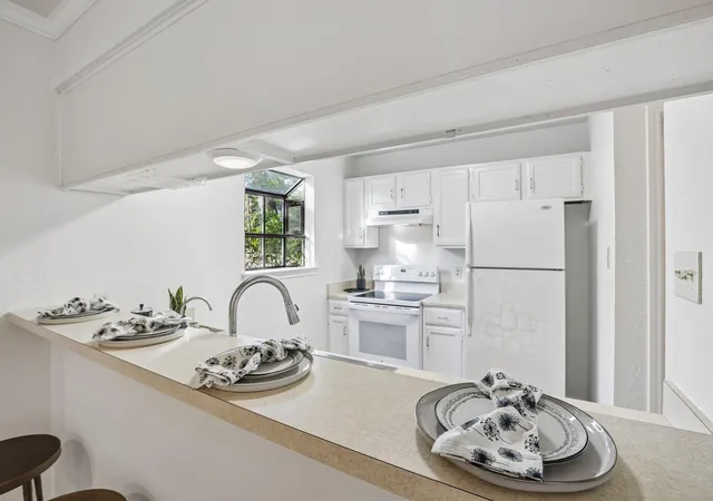 Listing Photo 4 - Condo for sale in building located at 2412 Enfield Rd, Austin, TX 78703 - Unit #3