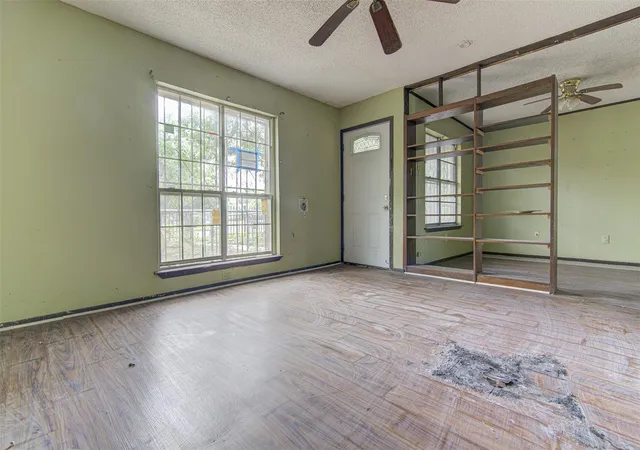 Photo 3 of Single family home for sale at 6006 Palm Cir, Austin, TX 78741 | MLS# 8167003 | Listing updated on 2026-10-15