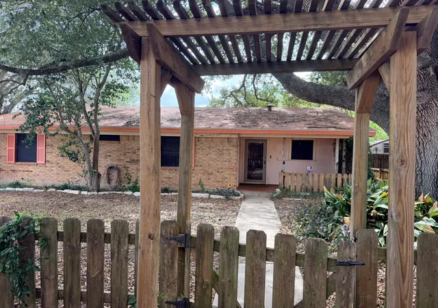 Photo 1 of Single family home for sale at 220 Parkview Dr, Luling, TX 78648 | MLS# 1007146 | Listing updated on 2026-10-16