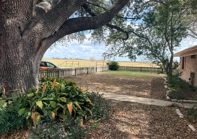 Photo 2 of Single family home for sale at 220 Parkview Dr, Luling, TX 78648 | MLS# 1007146 | Listing updated on 2026-10-16