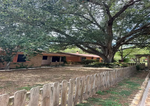 Photo 3 of Single family home for sale at 220 Parkview Dr, Luling, TX 78648 | MLS# 1007146 | Listing updated on 2026-10-16