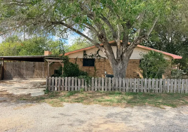 Photo 3 of Single family home for sale at 220 Parkview Dr, Luling, TX 78648 | MLS# 1007146 | Listing updated on 2026-10-16