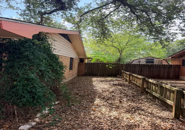 Photo 4 of Single family home for sale at 220 Parkview Dr, Luling, TX 78648 | MLS# 1007146 | Listing updated on 2026-10-16