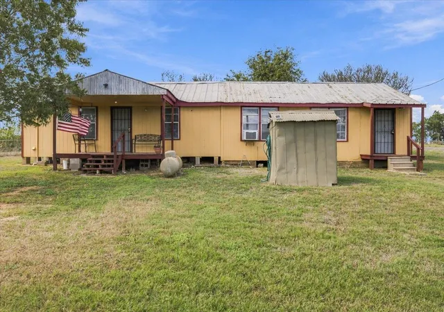 Photo 1 of Single family home for sale at 7033 Fm County Rd 957, Schulenburg, TX 78956 | MLS# 1257517 | Listing updated on 2026-10-26