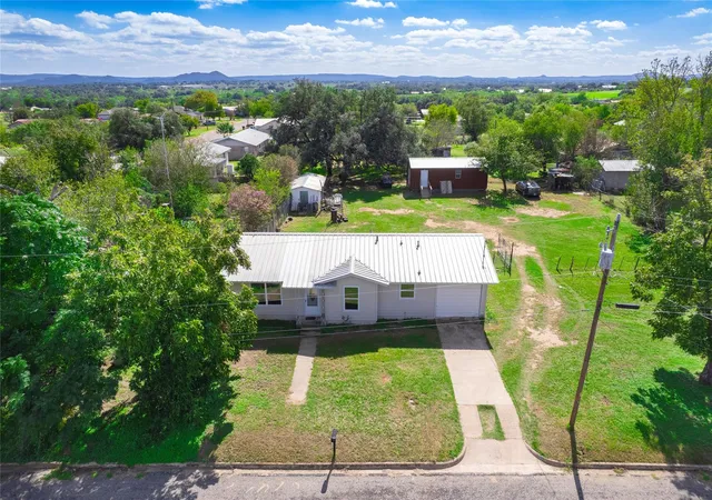 Photo 1 of Single family home for sale at 906 E Brown St, Llano, TX 78643 | MLS# 7578349 | Listing updated on 2026-10-21