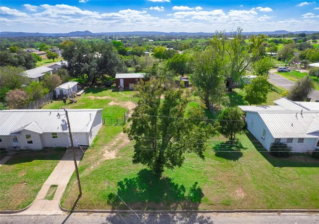 Photo 2 of Single family home for sale at 906 E Brown St, Llano, TX 78643 | MLS# 7578349 | Listing updated on 2026-10-21