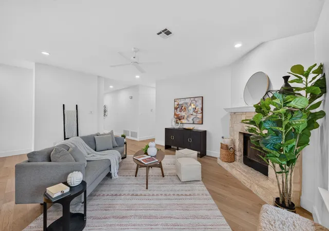 Photo 4 of Single family home for sale at 5706 Pecanwood Ln, Austin, TX 78749 | MLS# 7700025 | Listing updated on 2026-10-26