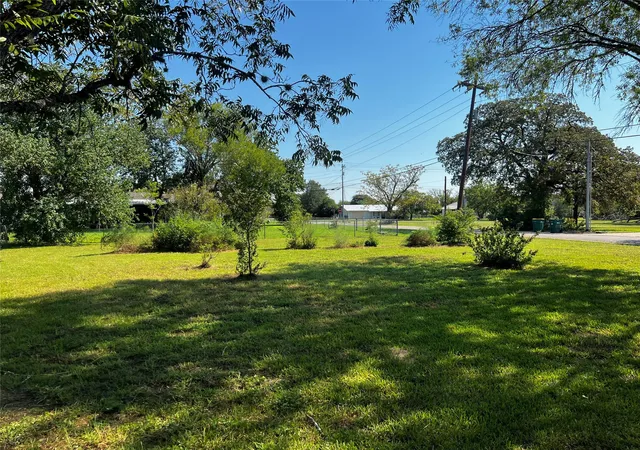 Photo 1 of Single family home for sale at 405 E Roitsch Ln, La Grange, TX 78945 | MLS# 2561820 | Listing updated on 2026-10-17