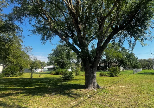 Photo 2 of Single family home for sale at 405 E Roitsch Ln, La Grange, TX 78945 | MLS# 2561820 | Listing updated on 2026-10-17