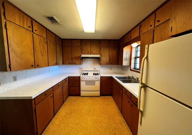 Photo 4 of Single family home for sale at 405 E Roitsch Ln, La Grange, TX 78945 | MLS# 2561820 | Listing updated on 2026-10-17