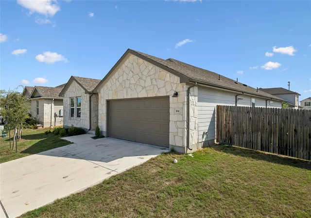 Photo 3 of Single family home for sale at 104 Greenspire Downs Dr, Hutto, TX 78634 | MLS# 3823249 | Listing updated on 2026-10-28