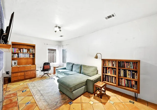 Photo 4 of Single family home for sale at 1717 E 38th 1/2 St, Austin, TX 78722 | MLS# 1154709 | Listing updated on 2026-10-19