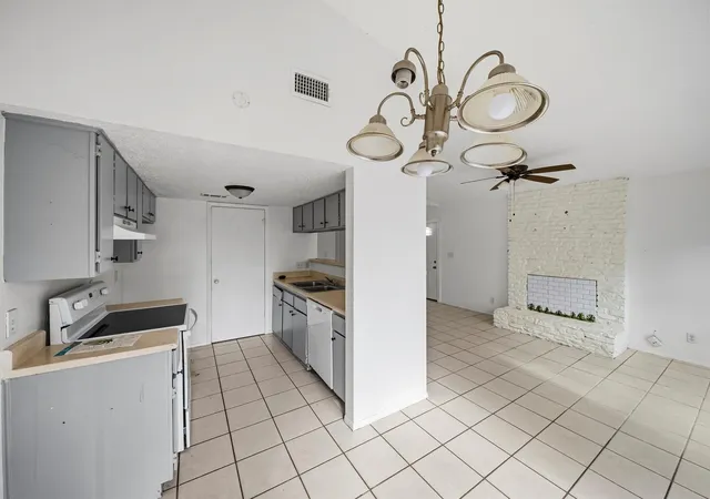 Photo 4 of House for sale at 919 Fieldwood Dr, Austin, TX 78758 | MLS# 5688553 | Listing updated on 2026-10-29