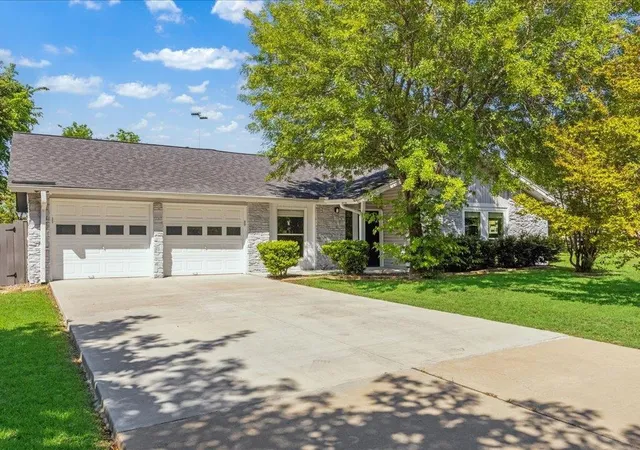 Photo 1 of Single family home for sale at 7302 Meadowood Dr, Austin, TX 78723 | MLS# 4422654 | Listing updated on 2026-10-24