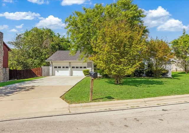 Photo 2 of Single family home for sale at 7302 Meadowood Dr, Austin, TX 78723 | MLS# 4422654 | Listing updated on 2026-10-24