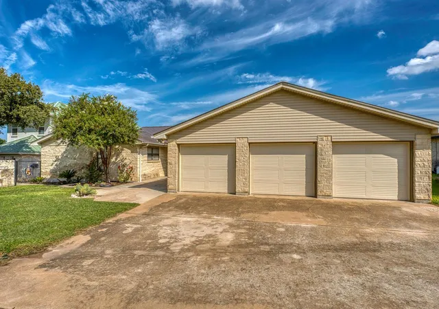 Photo 2 of Single family home for sale at 209 Senisa Dr, Buchanan Dam, TX 78609 | MLS# 5083142 | Listing updated on 2026-10-18
