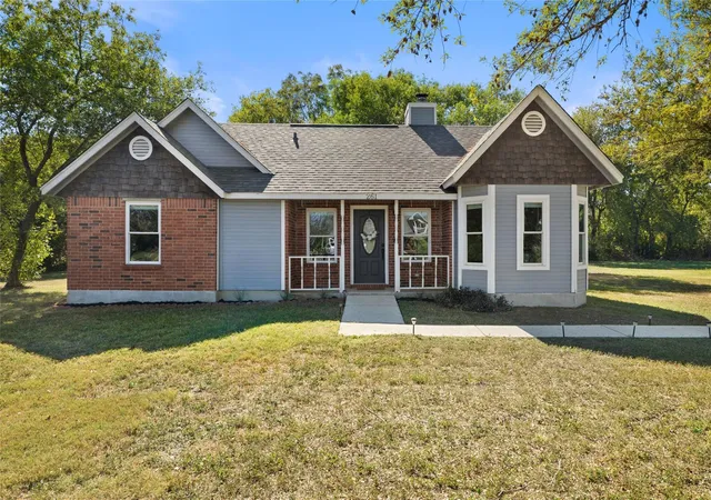 Photo 1 of Single family home for sale at 261 Briarwood Dr, San Marcos, TX 78666 | MLS# 1897272 | Listing updated on 2026-10-28
