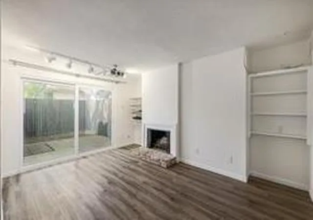 Listing Photo 2 - Condo for sale in building located at 6910 Hart Ln, Austin, TX 78731 - Unit #605