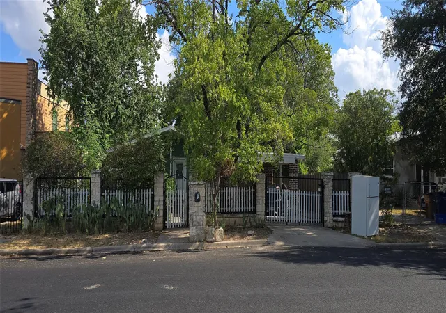 Photo 2 of Single family home for sale at 6002 Fairway St, Austin, TX 78741 | MLS# 3099851 | Listing updated on 2026-10-21