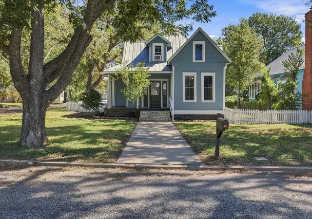 Photo 1 of Single family home for sale at 710 Gresham St, Smithville, TX 78957 | MLS# 4982751 | Listing updated on 2026-10-28